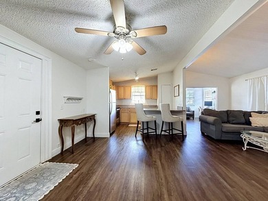 Beautiful and well maintained 2-bedroom, 2-bath manufactured - photo 2