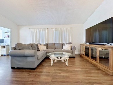 Beautiful and well maintained 2-bedroom, 2-bath manufactured - photo 3
