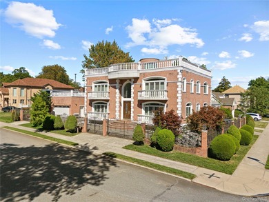 (private lake, pond, coastal) Home For Sale in Little Neck New York