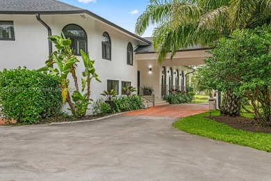 This spectacular house of almost 5 acres offers an experience - photo 3