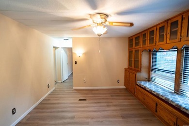 Spacious 3 bedroom and 2 bathroom cabin sitting on 1 acre - photo 5