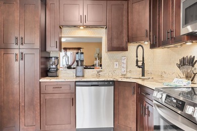This charming lakefront 3-bedroom, 2.5-bath townhouse is ready - photo 6