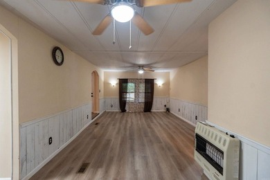 Spacious 3 bedroom and 2 bathroom cabin sitting on 1 acre - photo 7