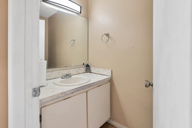 This charming lakefront 3-bedroom, 2.5-bath townhouse is ready - photo 10