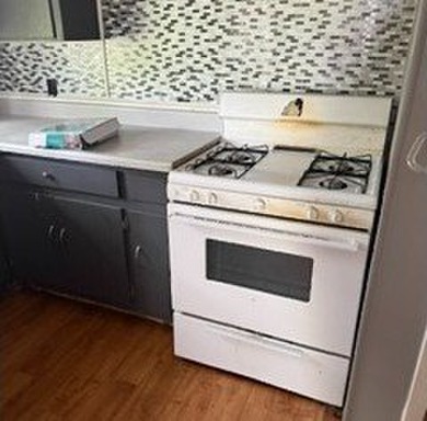 Great investment home, home on inside is ready to rent or live - photo 4