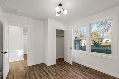 Professionally renovated, perfectly located in the heart of Lake - photo 18