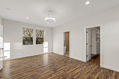Professionally renovated, perfectly located in the heart of Lake - photo 24