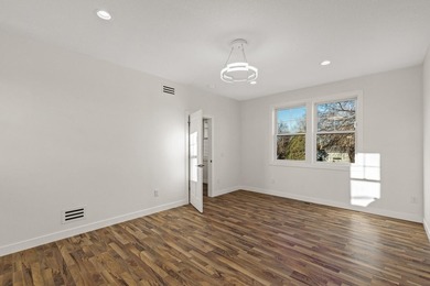 Professionally renovated, perfectly located in the heart of Lake - photo 25