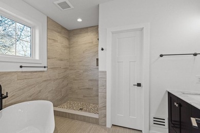 Professionally renovated, perfectly located in the heart of Lake - photo 29