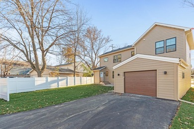 Professionally renovated, perfectly located in the heart of Lake - photo 43