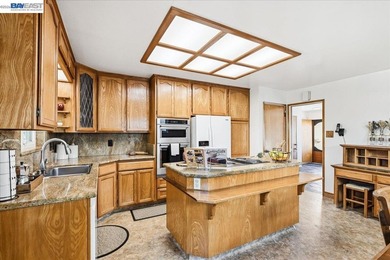 Beautifully updated 3 bedroom, 2.5 bathroom home featuring an - photo 8