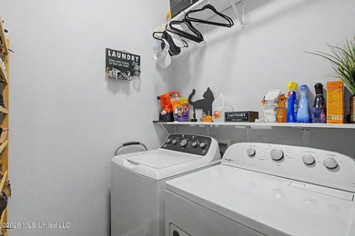 Welcome home to this beautifully maintained brick veneer - photo 20