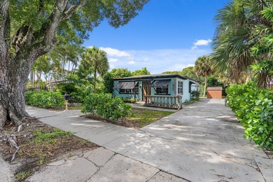 Charming 3 bedroom, 2 bath main house with an attached 1 - photo 1