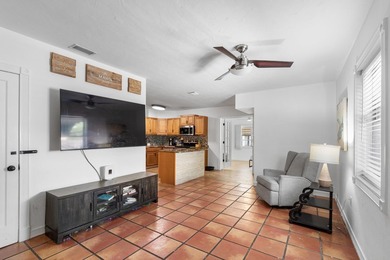 Charming 3 bedroom, 2 bath main house with an attached 1 - photo 5