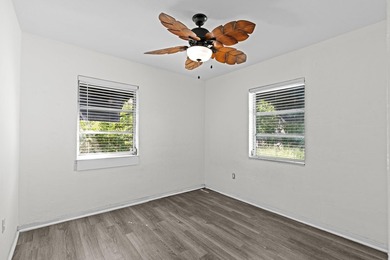Charming 3 bedroom, 2 bath main house with an attached 1 - photo 10