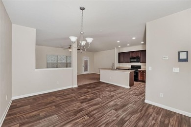 Welcome home to this move-in ready 3 bedroom, 2.5 bath townhouse - photo 11