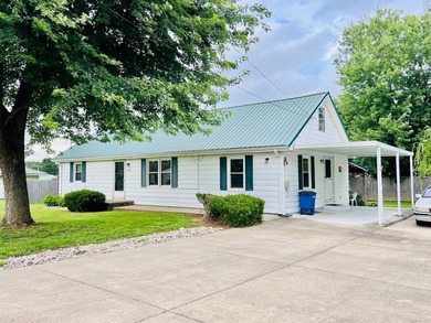 Nice, 3 Bedroom / 2 Bath House & 20ft x 25ft Detached Garage on - photo 2