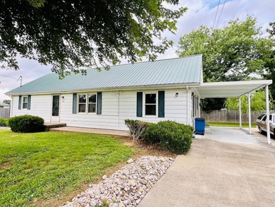 Nice, 3 Bedroom / 2 Bath House & 20ft x 25ft Detached Garage on - photo 3
