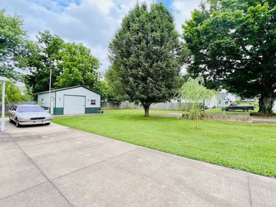 Nice, 3 Bedroom / 2 Bath House & 20ft x 25ft Detached Garage on - photo 4