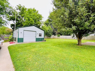 Nice, 3 Bedroom / 2 Bath House & 20ft x 25ft Detached Garage on - photo 5