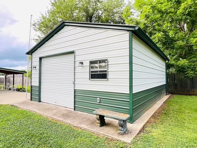 Nice, 3 Bedroom / 2 Bath House & 20ft x 25ft Detached Garage on - photo 7