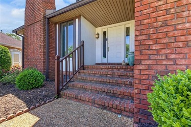 English Tudor 4 beds 3 full baths over looking 3rd Golf hole - photo 7