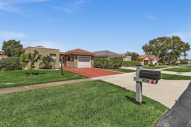 Contemporary. Superb curb appeal with S-Tile roof & long lake - photo 2