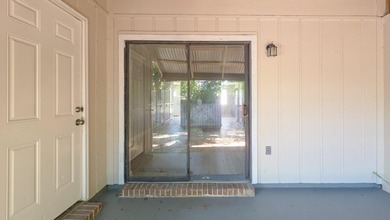 Freshly updated townhome, WITH A BRAND NEW ROOF in 2026. This - photo 18
