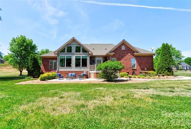 Gorgeous 3BR 2.5BA brick home on a corner lot in The Pointe - photo 44