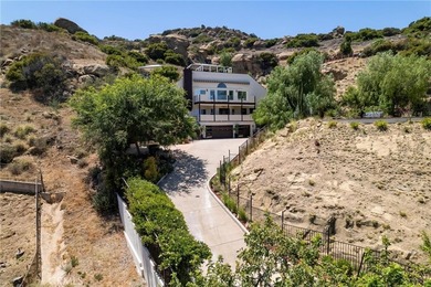 Spectacular Hillside Retreat in Roy Rogers Estates with - photo 2