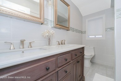 149 Crossfield is an immaculately kept townhouse that was newly - photo 11