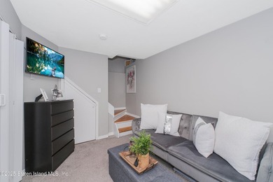 149 Crossfield is an immaculately kept townhouse that was newly - photo 18