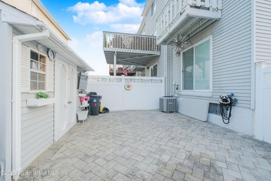 149 Crossfield is an immaculately kept townhouse that was newly - photo 20