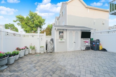 149 Crossfield is an immaculately kept townhouse that was newly - photo 21