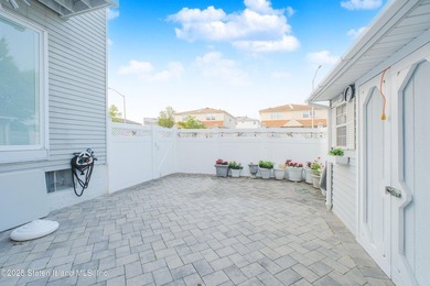 149 Crossfield is an immaculately kept townhouse that was newly - photo 22