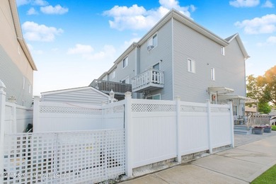 149 Crossfield is an immaculately kept townhouse that was newly - photo 23