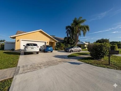 BEAUTIFUL SPLIT 3/2.5 HOME situated on an expansive 1/4-acre - photo 1
