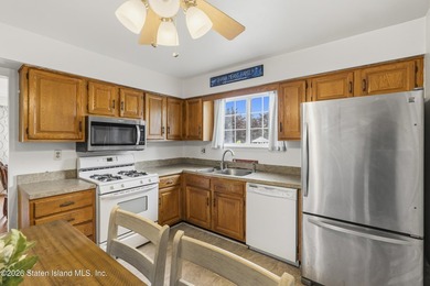 Welcome to this beautifully appointed three-bedroom Center Hall - photo 11