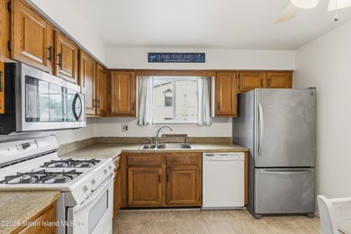 Welcome to this beautifully appointed three-bedroom Center Hall - photo 12