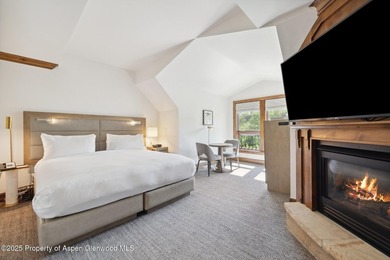 2024 renovations completed (including new decor, furniture - photo 18
