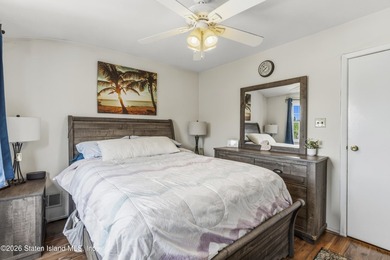 Welcome to this beautifully appointed three-bedroom Center Hall - photo 24