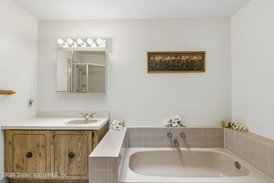 Welcome to this beautifully appointed three-bedroom Center Hall - photo 27