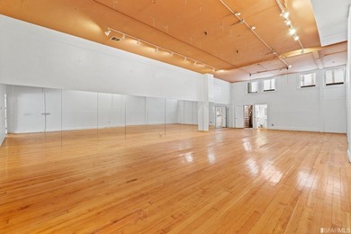 Introducing a fantastic mixed-use property in the heart of San - photo 17