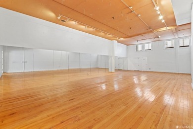 Introducing a fantastic mixed-use property in the heart of San - photo 18