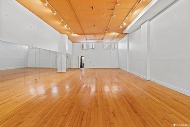 Introducing a fantastic mixed-use property in the heart of San - photo 22