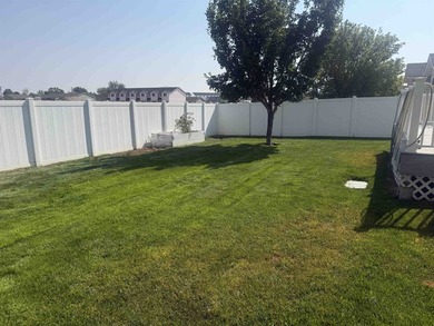 This fantastic one-level home boasts 3 bedrooms and 2 bathrooms - photo 41
