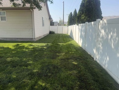 This fantastic one-level home boasts 3 bedrooms and 2 bathrooms - photo 42