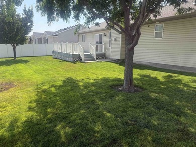 This fantastic one-level home boasts 3 bedrooms and 2 bathrooms - photo 44