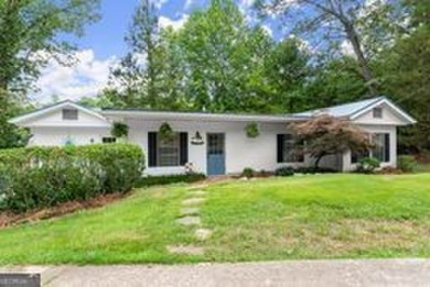 Lake Home For Sale in Gainesville, Georgia