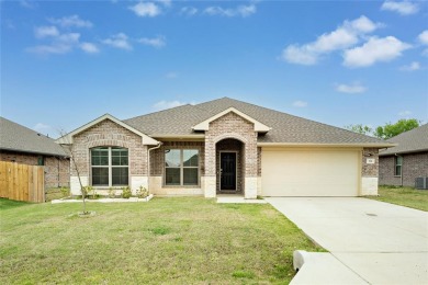 Immaculate and move in ready! This inviting 4-2-2 offers a great - Lake Home Sale Pending in Mabank, Texas